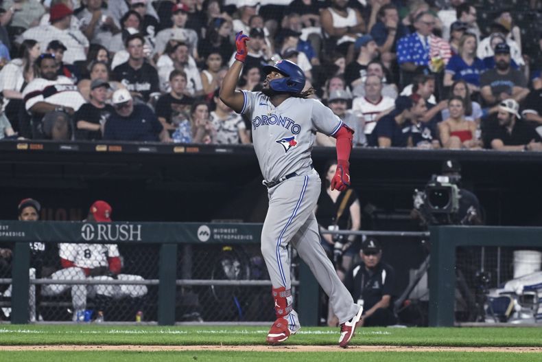 El dominicano de los Azulejos de Toronto Vladimir Guerrero Jr. señala al cielo tras batear un jonrón de dos carreras en la octava entrada ante los Medias Blancas de Chicago el martes 4 de junio del 2023. (AP Foto/Matt Marton)