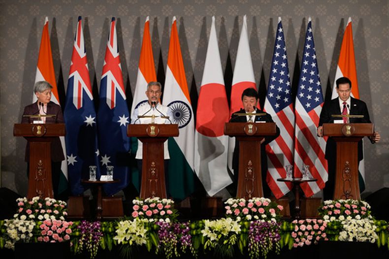 El ministro indio de Exteriores, S. Jaishankar, segundo por la izquierda, habla mientras la ministra australiana de Exteriores, Penny Wong, a la izquierda; el ministro japonés de Exteriores, Toshimitsu Motegi, segundo por la derecha, y el secretario de Estado de Estados Unidos, Marco Rubio, escuchan tras una cumbre ministerial en la Casa de Hyderabad, Nueva Delhi, India, el martes 26 de mayo de 2026. (AP Foto/Manish Swarup)
