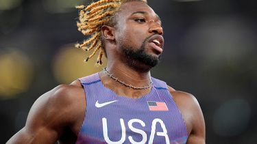 El estadounidense Noah Lyles completa una eliminatoria de los 100 metros masculinos en el Campeonato Mundial de Atletismo en Tokio, el sábado 13 de septiembre de 2025. (Foto AP/Petr David Josek)