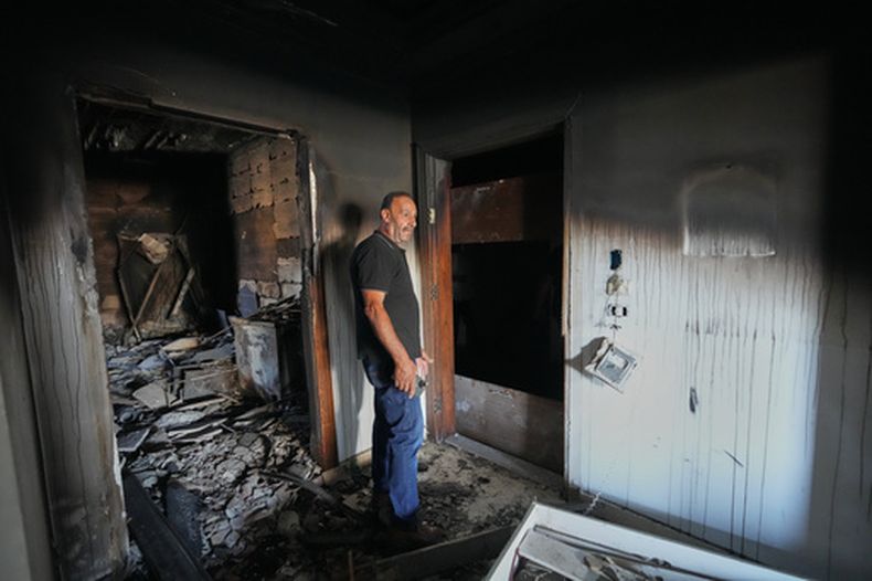 El residente Samih Haidar reacciona al inspeccionar su apartamento incendiado, dañado por los ataques israelíes en la ciudad portuaria de Tiro, Líbano, el jueves 18 de junio de 2026. (Foto AP/Hassan Ammar)