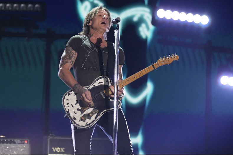 ARCHIVO - Keith Urban interpreta Texas Time en la 58.ª entrega anual de los Premios de la Academia de Música Country el 11 de mayo de 2023 en el Ford Center de Frisco, Texas. Urban y Kix Brooks del poderoso dúo de country Brooks & Dunn serán incorporados en el Salón de la Fama de los Compositores de Nashville este año, según un anuncio de la organización el jueves 3 de agosto de 2023. (Foto AP/Chris Pizzello, archivo)