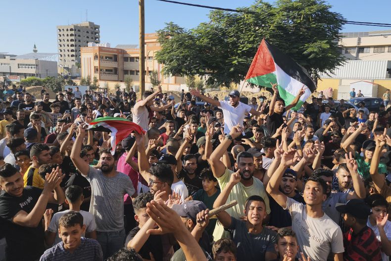 Manifestantes palestinos protestan por los apagones crónicos y las complicadas condiciones de vida en Gaza, el domingo 30 de julio de 2023, en la ciudad de Jan Yunis, en el sur de la Franja de Gaza. (AP Foto)