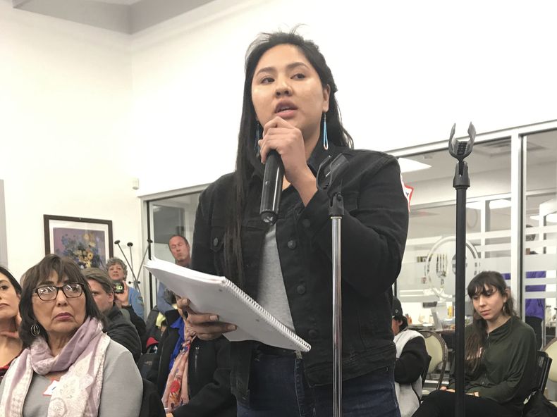 ARCHIVO - McKenzie Johnson, estudiante de la secundaria Cibola e integrante de la comunidad navajo, habla en un Foro Comunitario Abierto de las Escuelas Públicas de Albuquerque sobre los Estadounidenses Nativos, en 2019, en Albuquerque, Nuevo México. (Shelby Perea/The Albuquerque Journal vía AP, archivo)