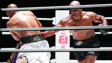 mike tyson volvio al boxeo a los 54 anos, mostro un gran nivel y brillo en la exhibicion ante roy jones jr.