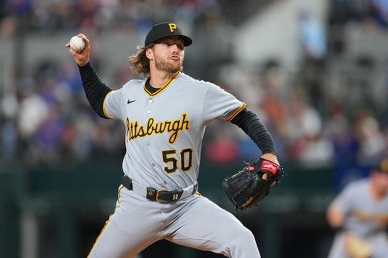 El lanzador abridor de los Piratas de Pittsburgh, Carmen Mlodzinski, lanza contra los Rangers de Texas durante la primera entrada de un partido de béisbol el martes 21 de abril de 2026, en Arlington, Texas. (AP Foto/Julio Cortez)