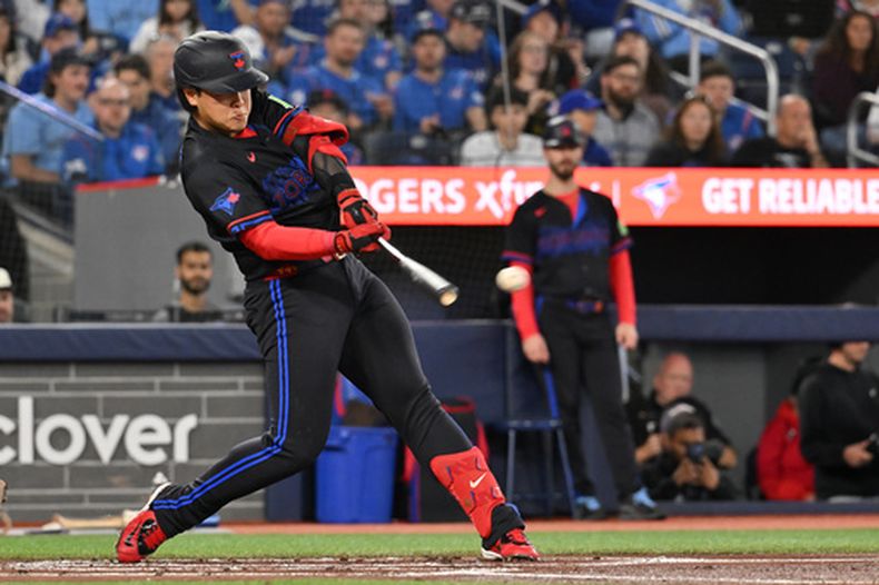 El pelotero Kazuma Okamoto, de los Azulejos de Toronto, conecta un doblete remolcador contra los Rojos de Cincinnati, impulsando a Alejandro Kirk, durante la primera entrada de un partido de béisbol en Toronto, el 25 de septiembre de 2026. (Jon Blacker/The Canadian Press via AP)