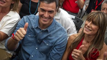 ARCHIVO - El presidente del gobierno español, Pedro Sánchez, se ve junto a su esposa, Begoña Gómez, durante un acto de cierre de campaña en Madrid, España, el viernes 21 de julio de 2023. (AP Foto/Emilio Morenatti, Archivo)