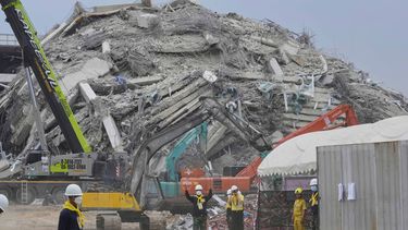 Rescatistas trabajan en el sitio de un edificio en construcción que se derrumbó después de un terremoto en Bangkok, Tailandia, el lunes 31 de marzo de 2025. (AP Foto/Manish Swarup)