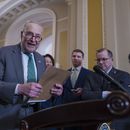 El líder de la minoría del Senado, Chuck Schumer, habla con reporteros mientras los republicanos trabajan para aprobar un proyecto de ley de gastos que evitaría un cierre parcial del gobierno y mantendría la financiación de las agencias federales hasta septiembre, en el Capitolio, en Washington, el martes 11 de marzo de 2025. (AP Foto/J. Scott Applewhite)