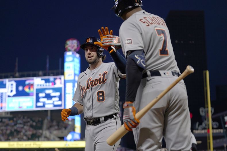 Matt Vierling (8), de los Tigres de Detroit, celebra con Jonathan Schoop (7) después de batear un cuadrangular solitario durante la novena entrada del juego de béisbol en contra de los Mellizos de Minnesota, el viernes 16 de junio de 2023. en Minneapolis. (AP Foto/Abbie Parr)