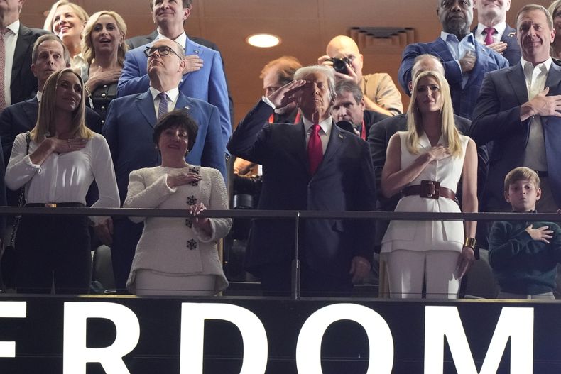 El presidente Donald Trump, acompañado por familiares, observan el inicio del Super Bowl 59, el domingo 9 de febrero de 2025, en Nueva Orleans. (AP Foto/Brynn Anderson)