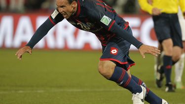 americateve | Mauro Matos, de San Lorenzo de Argentina, festeja luego de anotar en la semifinal del Mundial de Clubes frente al Auckland de Nueva Zelanda, el mi&eacute;rcoles 17 de diciembre de 2014 (AP Foto/Christophe Ena)