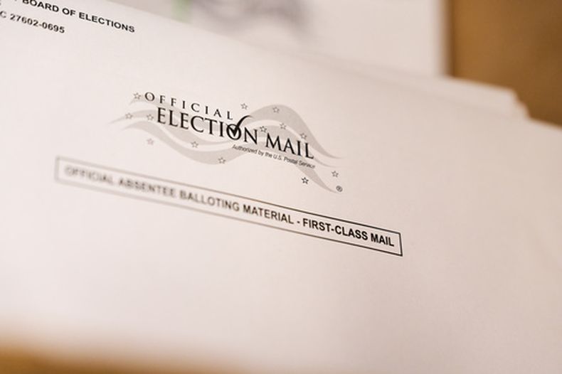 Esta fotografía del jueves 3 de septiembre de 2026 muestra sobres para boletas enviadas por correo en la Junta Electoral del condado de Wake, en Raleigh, Carolina del Norte. (AP Foto/Matt Ramey)