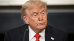 El presidente de Estados Unidos, Donald Trump, asiste a una reunión con la Orden Fraternal de la Policía en el Comedor de Estado de la Casa Blanca, el jueves 5 de junio de 2025, en Washington. (AP Foto/Alex Brandon)