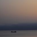 Una de las tres embarcaciones cargadas con ayuda humanitaria destinada a Gaza, fondeada tras regresar a puerto en Larnaca, Chipre, el 4 de abril de 2024. (AP Foto/Lefteris Piterakis)