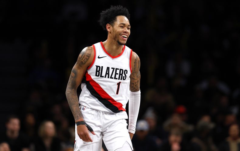 El armador de los Trail Blazers de Portland Anfernee Simons (1) sonríe luego de encestar un triple ante los Nets de Brooklyn durante la segunda mitad del juego de baloncesto de la NBA, el domingo 7 de enero de 2024, en Nueva York. (AP Foto/Noah K. Murray)