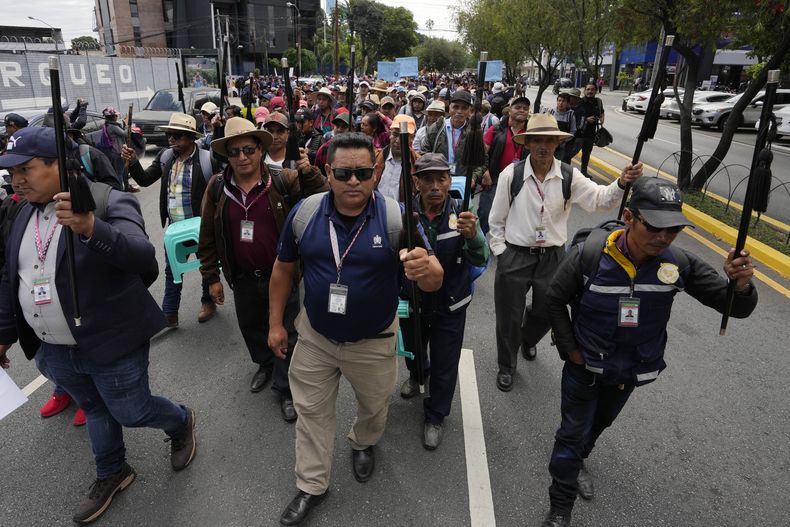 Indígenas marchan en reclamo de la renuncia de la fiscal general Consuelo Porras en la ciudad de Guatemala, el lunes 18 de septiembre de 2023. (AP Foto/Moisés Castillo)