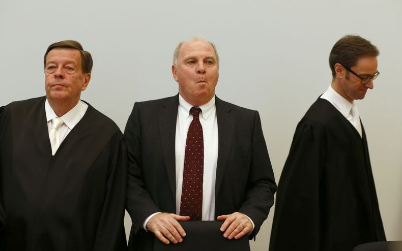 El presidente del Bayern Munich Uli Hoeness  espera el inicio del juicio por evasi&oacute;n fiscal en su contra el jueves 13 de marzo de 2014.  (Foto de AP/Michael Dalder)