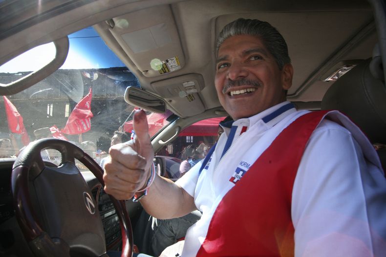 ARCHIVO - Norman Quijano, candidato a alcalde de San Salvador, levanta el pulgar después de votar en San Salvador, el 18 de enero de 2009. Un tribunal de San Salvador condenó a Quijano el martes 16 de abril de 2024 a 13 años y cuatro meses en prisión por los delitos de fraude electoral y asociaciones ilícitas por haber pactado beneficios para las pandillas a cambio de su apoyo en las elecciones presidenciales de 2014. (AP Foto Edgar Romero, Archivo)
