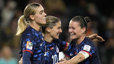 Las holandesas Danielle Van de Donk (centro), Sherida Spitse (derecha) y Jill Roord (izquierda), celebran el quinto gol de su equipo en el último partido de la primera fase del Grupo E del Mundial femenino contra Vietnam, en Dunedin, Nueva Zelanda, el 1 de agosto de 2023. (AP Foto/Alessandra Tarantino)