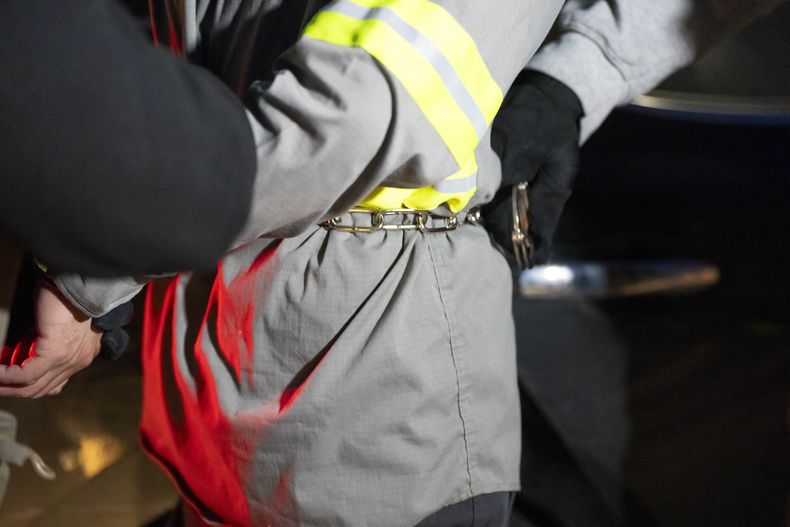 ARCHIVO - Agentes de la agencia de control de inmigración y aduanas de Estados Unidos detienen a una persona durante un operativo, el 27 de enero de 2025, en Silver Spring, Maryland. (AP Foto/Alex Brandon, archivo)