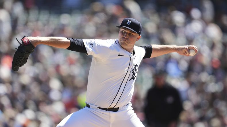 El lanzador de los Tigres de Detroit, Tarik Skubal, lanza contra los Guardianes de Cleveland en la primera entrada durante un juego de béisbol, el domingo 25 de mayo de 2025, en Detroit. (AP Foto/Paul Sancya)