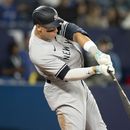 Aaron Judge de los Yanquis de Nueva York conecta su segundo jonrón del partido en la octava entrada ante los Azulejos de Toronto el lunes 15 de mayo del 2023. (Frank Gunn/The Canadian Press via AP)