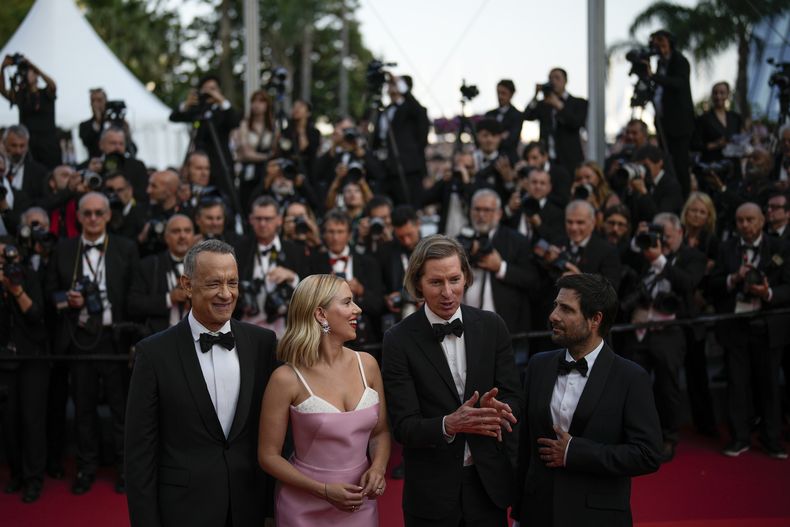 Tom Hanks, de izquierda a derecha, Scarlett Johansson, el director Wes Anderson y Jason Schwartzman posan al llegar al estreno de la película Asteroid City en la 76a edición del festival internacional de cine de Cannes, en el sur de Francia, el martes 23 de mayo de 2023. (Foto AP/Daniel Cole)