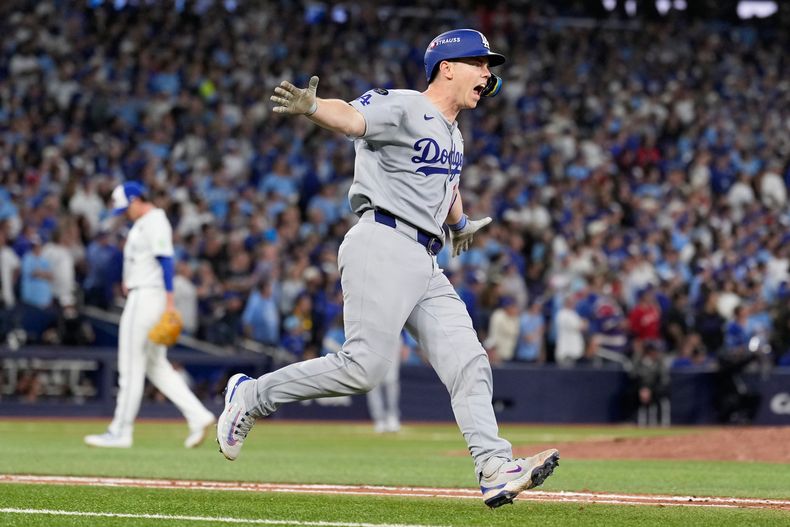 Will Smith, de los Dodgers de Los Ángeles, celebra tras conectar un jonrón en la undécima entrada del séptimo juego de la Serie Mundial ante los Azulejos de Toronto, el sábado 2 de noviembre de 2025 (AP Foto/Brynn Anderson)