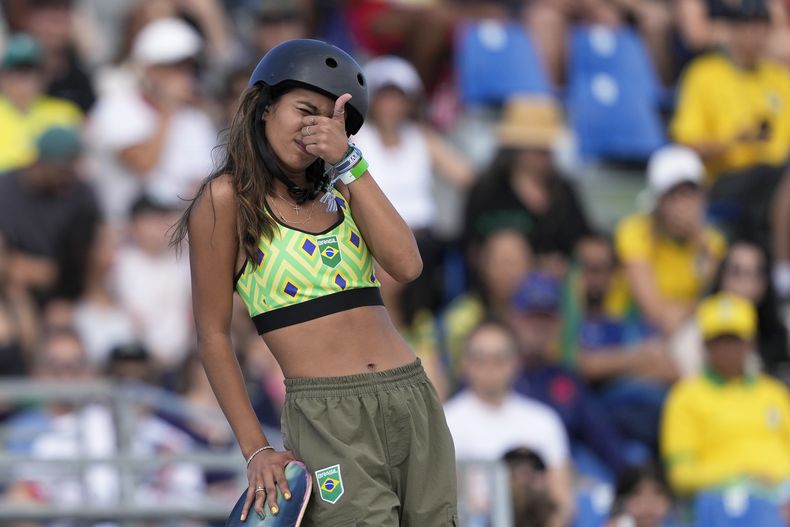 La brasileña Rayssa Leal aguarda por su puntuación durante la final de street del skateboard de los Juegos Olímpicos de París, el domingo 28 de julio de 2024.. (AP Foto/Vadim Ghirda)