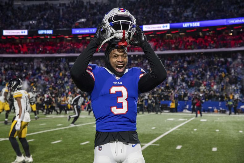 ARCHIVO - Foto del 15 de enero del 2024, el safety de los Bills de Búfalo Damar Hamlin reacciona al juego de comodín. (AP Foto/Matt Durisko, Archivo)