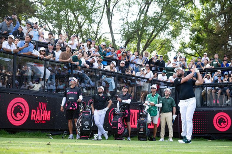 Jon Rahm hace el tee en el 18vo hoyo durante la última del torneo de LIV Golf en Club de Golf Chapultepec en Naucalpan, México, el 19 de abril de 2026. (Charles Laberge/LIV Golf vía AP)