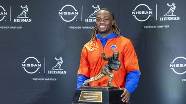 ARCHIVO - El finalista del Trofeo Heisman, Ashton Jeanty, de Boise State, posa con el trofeo durante una conferencia de prensa de fútbol americano universitario, el viernes 13 de diciembre de 2024, en Nueva York. (AP Foto/Corey Sipkin, Archivo)