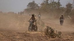 Foto tomada de video difundido por el Servicio de Prensa del Ministerio de Defensa de Rusia, el 12 de agosto de 2024, que muestra a fuerzas rusas en motocicletas avanzando hacia posiciones ucranianas en un lugar no divulgado. (Servicio de Prensa del Ministerio de Defensa de Rusia via AP)