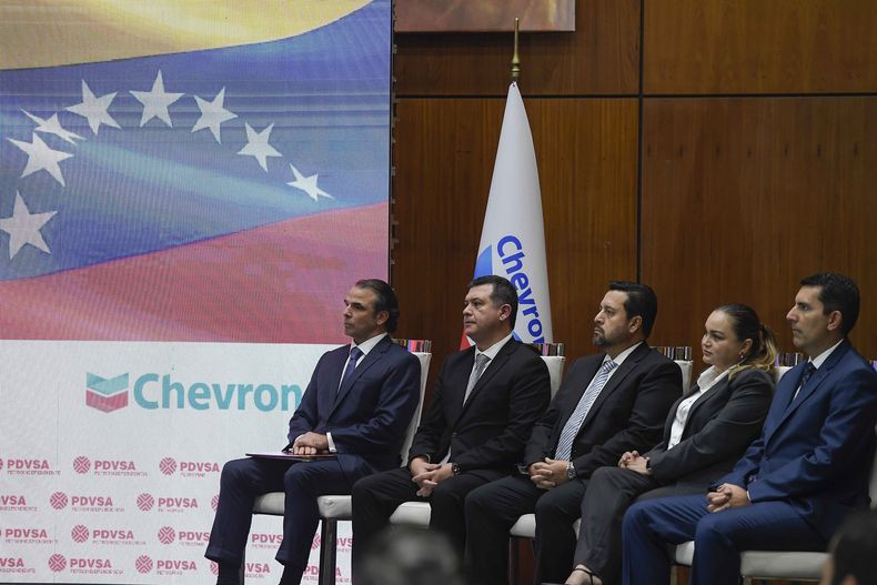 ARCHIVO - El presidente de Chevron en Venezuela, Javier La Rosa (izquierda) durante un evento en Caracas, el 2 de diciembre de 2022. (AP Foto/Matias Delacroix, Archivo)