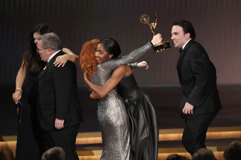 Natasha Lyonne, izquierda, abraza a Ayo Edebiri al presentar el premio a mejor serie de comedia para The Bear en la 75a edición de los Premios Emmy el lunes 15 de enero de 2024 en el Teatro Peacock de Los Ángeles. (Foto AP/Chris Pizzello)