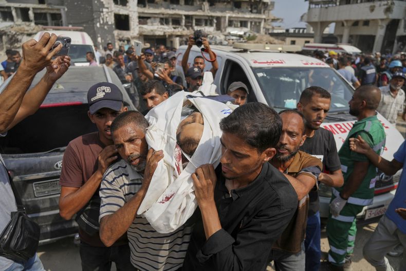 Palestinos cargan el cadáver del periodista de Al Jazeera Mohamed Qreiqeh, uno de los cinco miembros del personal de Al Jazeera asesinados en un ataque con aviones no tripulados israelíes, durante su funeral en las afueras del complejo del Hospital Shifa de la ciudad de Gaza el lunes 11 de agosto de 2025. (Foto AP/Jehad Alshrafi)