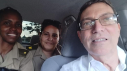 el canciller del regimen cubano da botella en su carro y levanta sospechas