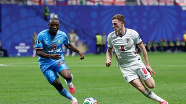 El inglés Elliot Anderson pelea con Edo Kayembe, del Congo, por el balón en el encuentro de los dieciseisavos de final de la Copa Mundial el miércoles primero de julio del 2026. (AP Foto/Butch Dill)