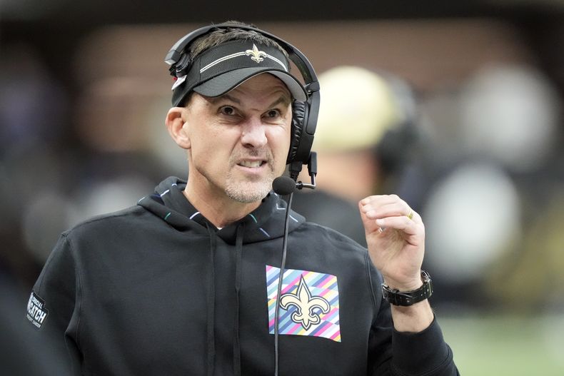 El entrenador en jefe de los Saints de New Orleans Dennis Allen brinda indicaciones desde la línea lateral en la primera mitad del juego de NFL ante los Jaguars de Jacksonville, en Nueva Orleans, el jueves 19 de octubre de 2023. (AP Foto/Gerald Herbert)