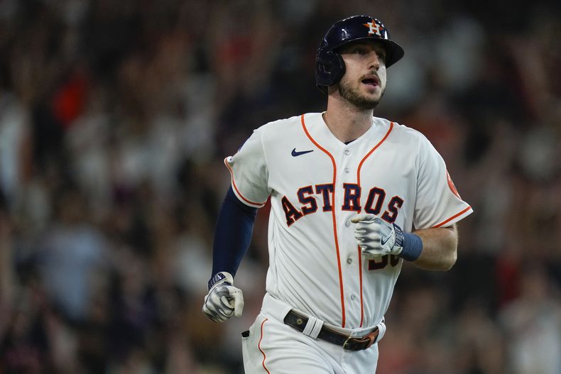 Kyle Tucker recorre las bases luego de batear un jonrón de tres carreras ante los Angelinos de Los Ángeles, el sábado 12 de agosto de 2023 (AP Foto/Eric Christian Smith)