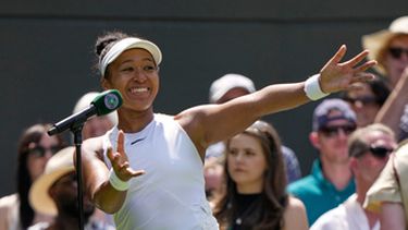 La japonesa Naomi Osaka celebra después de vencer en la tercera ronda del torneo femenino a la australiana Daria Kasatkina en el Campeonato de Wimbledon, el viernes 3 de julio de 2026, en Londres. (AP Foto/Brian Inganga)