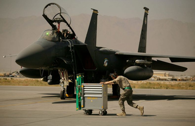 ARCHIVO - Un miembro de la Fuerza Aérea de Estados Unidos pasa empujando un carro por delante de un F-15E Strike Eagle en la Base Aérea de Bagram, en Afganistán, el 17 de octubre de 2009. (AP Foto/Maya Alleruzzo, archivo)