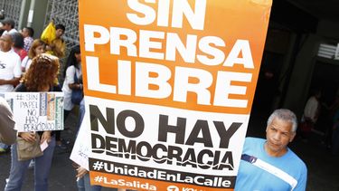 Venezuela: prohíben la salida del país a 22 directivos de medios acusados por Cabello