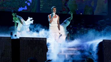 americateve | Justin Bieber, centro, act&uacute;a en Beijing, China, durante su concierto mundial, el domingo 29 de septiembre de 2013. (Foto AP)