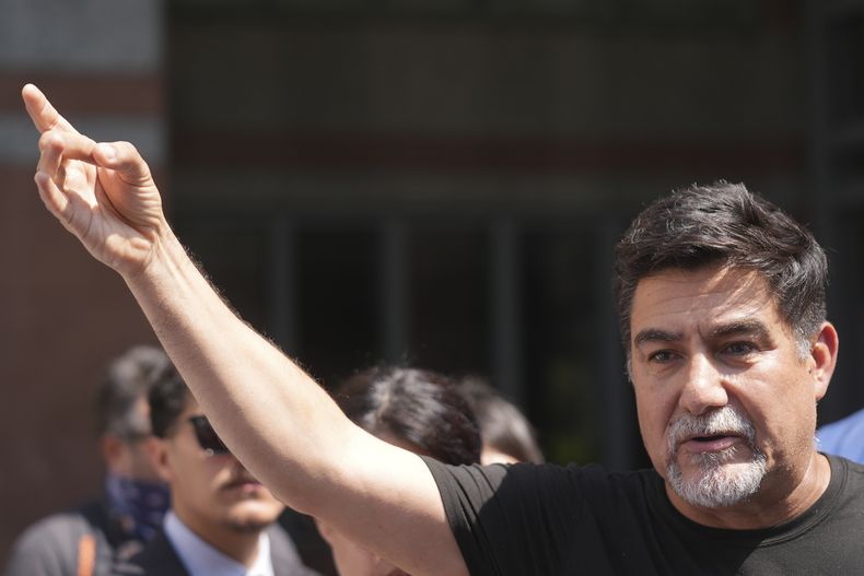 David Huerta, presidente del Sindicato Internacional de Empleados de Servicios (SEIU) de California, quien fue arrestado durante una redada de inmigración la semana pasada, habla tras ser liberado bajo fianza en el centro de Los Ángeles, el lunes 9 de junio de 2025. (AP Foto/Damian Dovarganes)