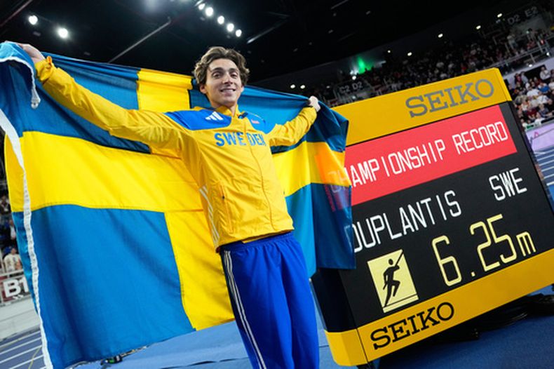 El sueco Armand Duplantis posa tras ganar la medalla del campeonato mundial en interior con nuevo récord de la competencia en polonia el sábado 21 de marzo del 2026. (AP Foto/Matthias Schrader)