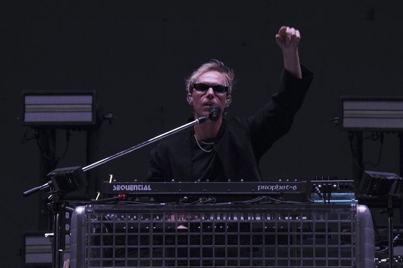 Tyrone Lindqvist de la banda australiana Rufus Du Sol durante su presentación en la 25ª edición del festival de música Vive Latino en la Ciudad de México, el domingo 16 de marzo de 2025. (Foto AP/Aurea Del Rosario)