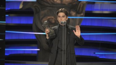 El actor Matías Recalt recibe el Goya por mejor actor revelación por La sociedad de la nieve durante la 38va entrega de los galardones en Valladolid, España, el sábado 10 de febrero de 2024. (José Oliva/Europa Press vía AP)