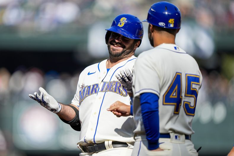 Mike Ford (derecha) de los Marineros de Seattle luego de batear un sencillo ante los Rangers de Texas, el domingo 1 de octubre de 2023. (AP Foto/Lindsey Wasson)
